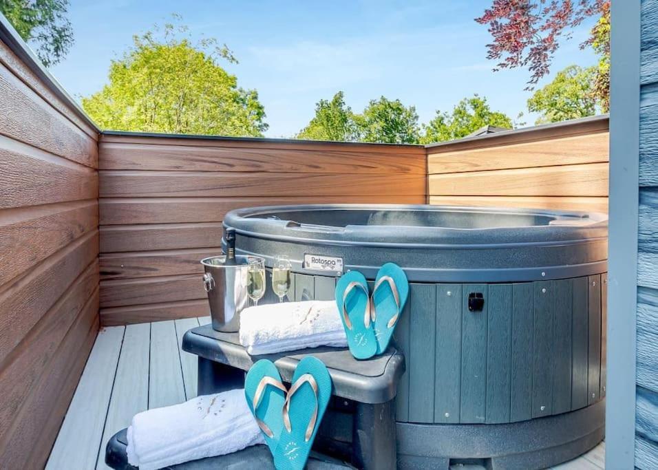 V28 - The Lookout With Hot Tub Villa Bangor  Exteriör bild